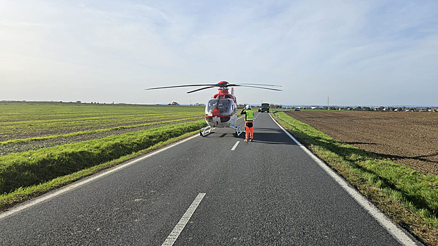 Tragická dopravní nehoda zablokovala silnici u Buchlovic, na místě zemřel motorkář