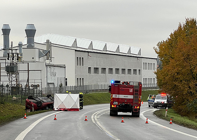 Tragická nehoda u Litomyšle. Řidič kamionu od nehody s osobákem odjel