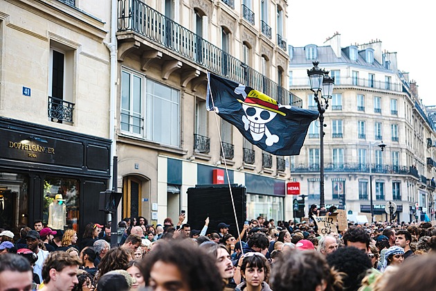 Proč se vlajka piráta z japonského manga stala globálním symbolem revolty mladých