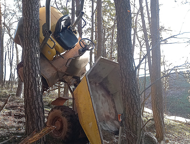 Kolový nakladač se vzpříčil o strom, pro zraněného dělníka letěl vrtulník