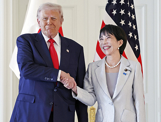 Trumpovy přešlapy zaskočily japonského císaře i premiérku. Její výraz mluví za vše