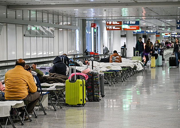 Berlínské letiště kvůli dronu zastavilo provoz, pak povolilo výjimku