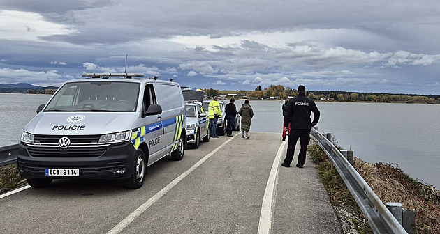 Lidské ostatky vytažené z Lipna patřily pohřešovaným Rakušanům, potvrdila policie