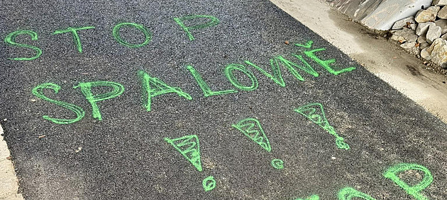 Novou stezku v Krumlově posprejovali, místostarosta obvinil zástupce Zelených