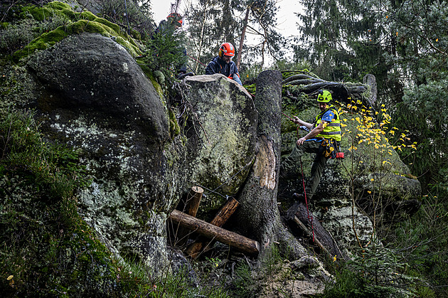 V Českém Švýcarsku visí nad cestou čtyřtunový balvan. Rozdrtí ho kladivy