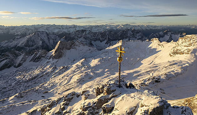 Vrcholový kříž na Zugspitze musí nákladně opravit, turisté ho zničili samolepkami