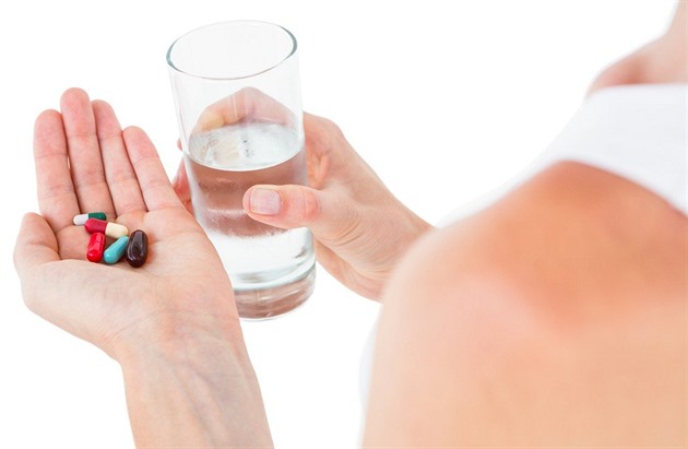 Jak bezpečně kombinovat léky. Rady, které by měl znát každý