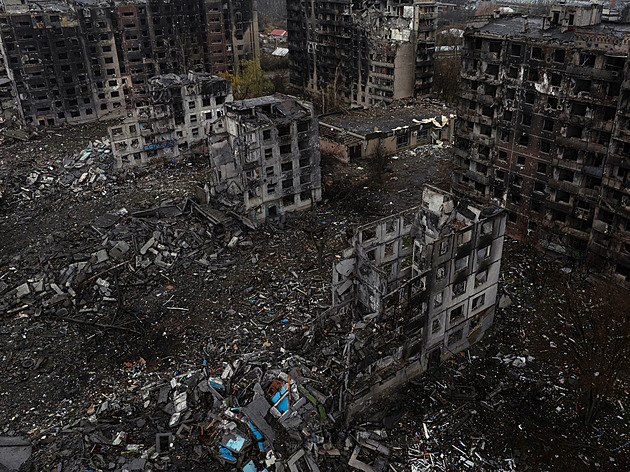 Mrtvé pohřbívají mezi paneláky. Rusko změnilo Kosťantynivku v zónu zkázy