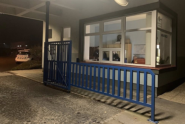 Agresivní pacient v nemocnici děsil sestry, spolu s ostrahou se zamkl na vrátnici