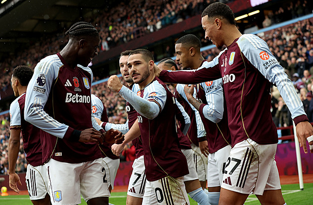 ONLINE: Aston Villa hraje na Leedsu, pak derby Arsenalu s Tottenhamem