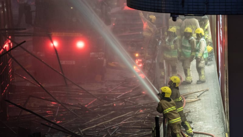 Masivní požár bytového komplexu v Hongkongu: Nejméně čtyři lidé zemřeli, lidé nemohou ven