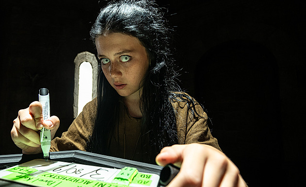 RECENZE: Domácí Harry Potter v sukních čaruje v české fantasy Zrození alchymistky