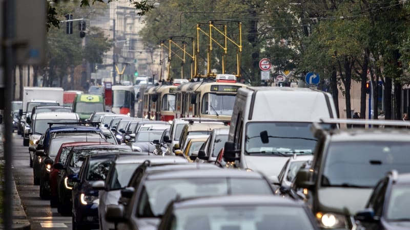 KOMENTÁŘ: Řidiči v Praze viní z nekonečných kolon všechny, jen ne sebe