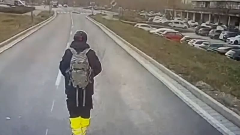 Dramatické záběry z Bratislavy: Koloběžkář vybržďoval autobus. Po srážce policisty překvapil