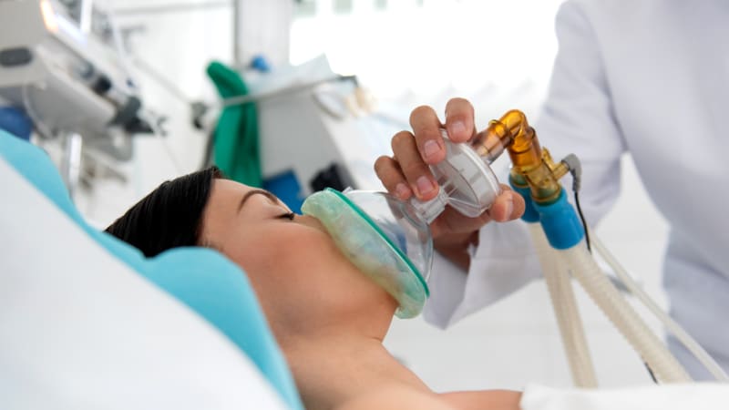 Mladá matka tří dětí skončila v kómatu. Na lůžko ji upoutaly zkrášlující procedury v cizině