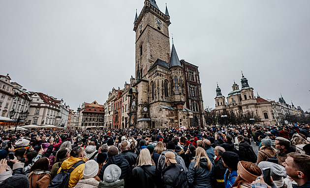 Hlava na hlavě. Adventní Prahou proudí turisté jako řeka, přijede jich až 750 tisíc