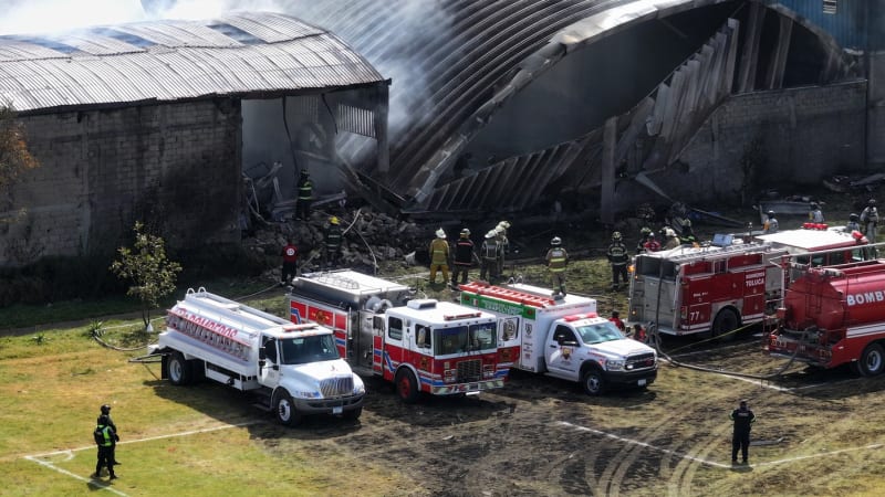 Zkáza po pádu letadla v Mexiku: Z místa hlásí mrtvé. Po zásahu střechy vypukl požár