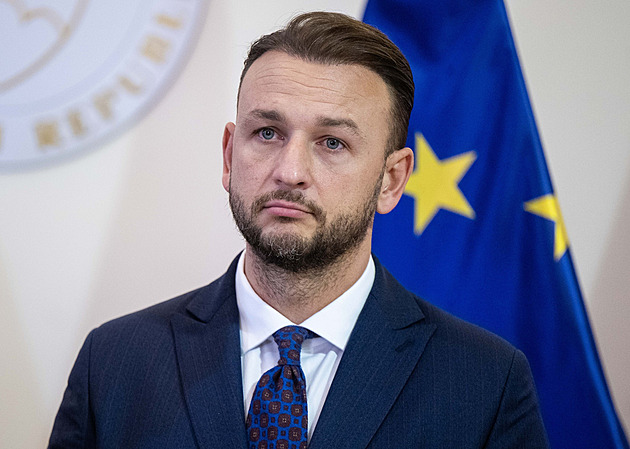 Den začneme čtením mailů, psal ministr, jenž je kvůli neotvírání schránky v exekuci