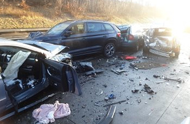 Hromadná nehoda blokovala D1 na Vysočině. Srazila se osobní i nákladní auta