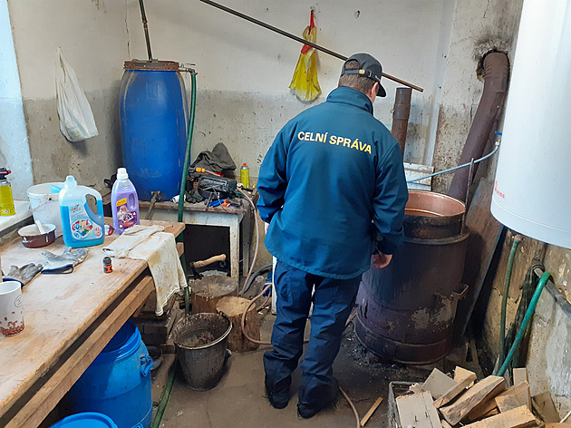 Pálenice v bývalé prádelně. Muž na Zlínsku vyráběl alkohol v žalostných podmínkách