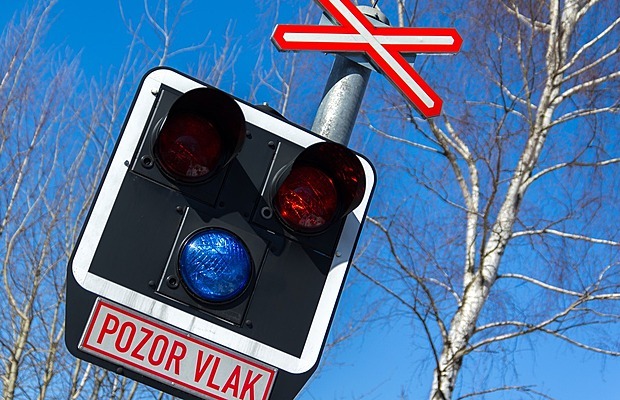 Vlak srazil u Havlíčkova Brodu na přejezdu muže, zraněním podlehl