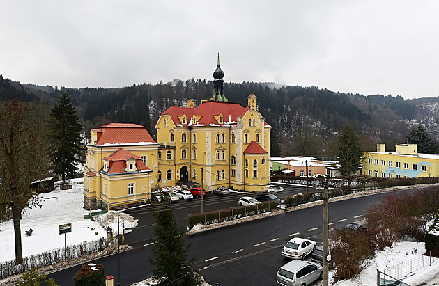 Kyselka opravuje střechu školy, práce přizpůsobuje potřebám tisíců netopýrů