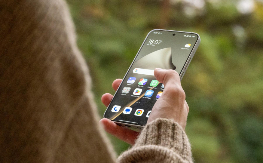 HyperOS 3.1: Xiaomi svůj systém naučilo věci, které AirPody uměly jen na iPhonu