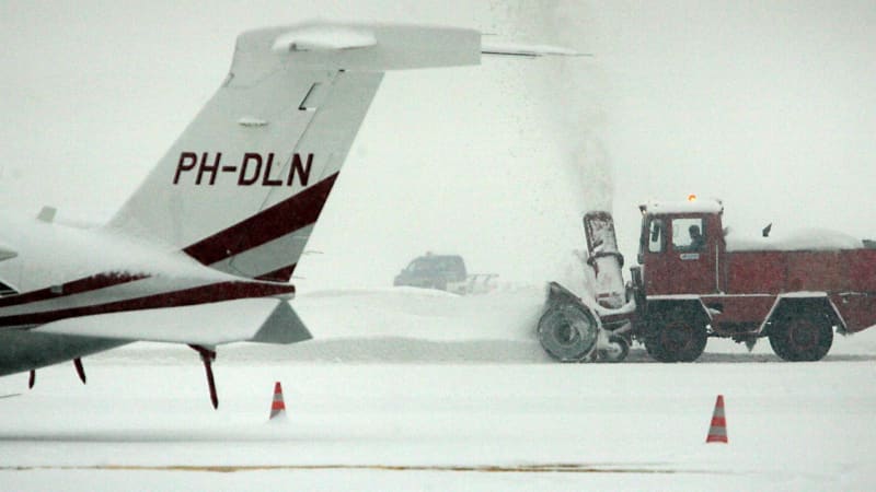 Pád letadla při sněhové bouři v USA: Osud pasažérů je neznámý, na místě vypukl požár