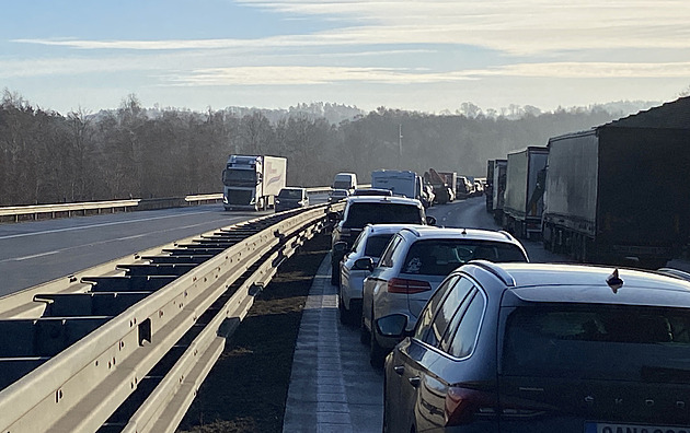 Dálnici D3 u Tábora uzavřela nehoda několika aut, silničáři varují před ledovkou