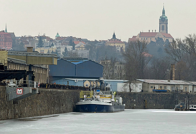 Loď se spalovnou v mělnickém přístavu nadále kotví, obavy místních sílí