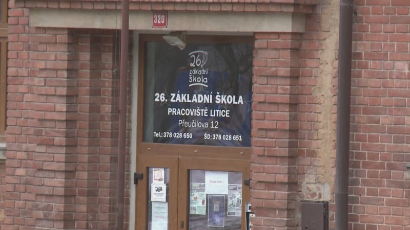 Druhák v Plzni vyhrožoval spolužákům pobodáním. Zadržela ho policie, obavy však zůstávají