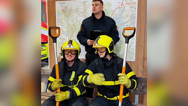 Místo saní montážní vozík, lopaty jako hokejky. Hasiči baví olympijským videem