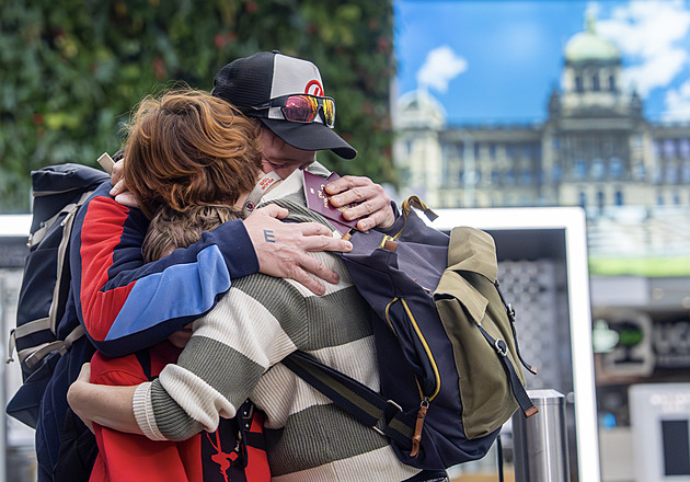 Příběhy Čechů, kteří přiletěli z Ománu. 
Někteří hovoří o štěstí, jiní, že se vrátí