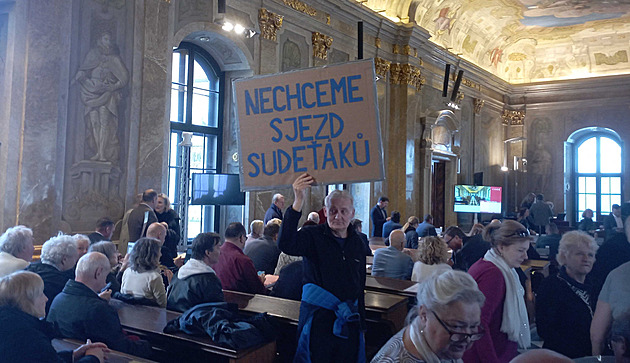 Žádné smíření, ale provokace. Desítky lidí odmítají sjezd sudetských Němců v Brně