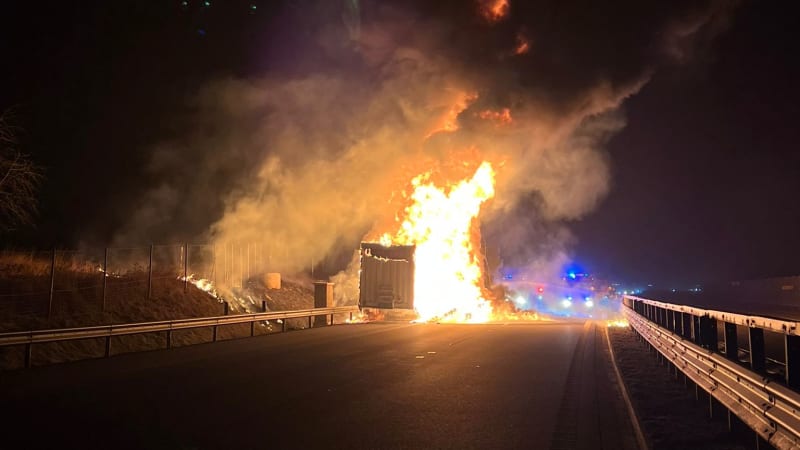 Požár kamionu zastavil provoz na D35. Větším škodám zabránila duchapřítomnost řidiče