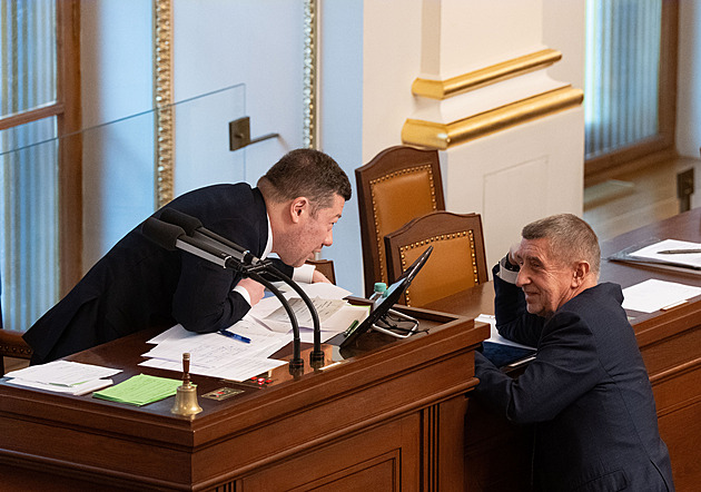 Poslanci rozhodují o vydání Babiše a Okamury ke stíhání, koalice je podrží