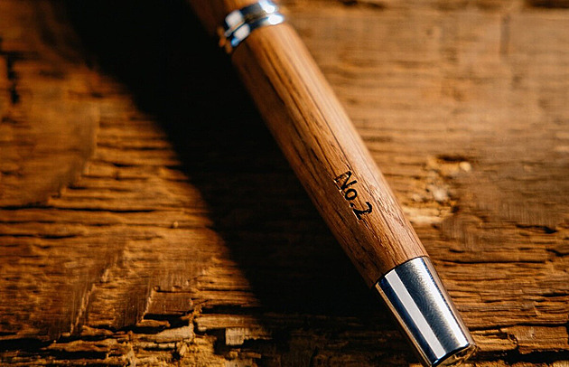 Co kus, to unikát. Dřevěná pera ze slavného Santiniho schodiště budou stát tisíce