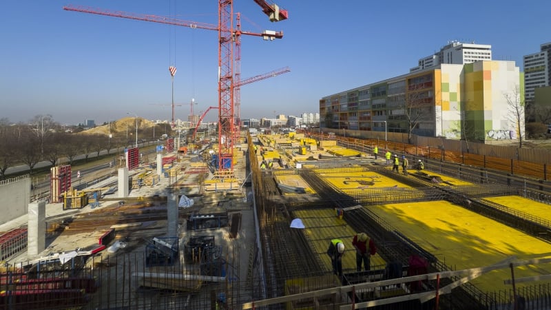 Byty v Praze zdražily o 180 procent, mzdy jen o 50. Nůžky potřebujeme zavírat, burcují experti