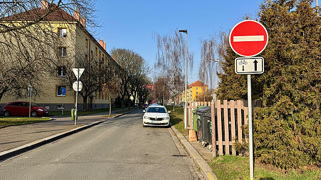 Zmatky v průjezdu jednosměrkou. Prohozené dodatkové tabulky pletou řidiče