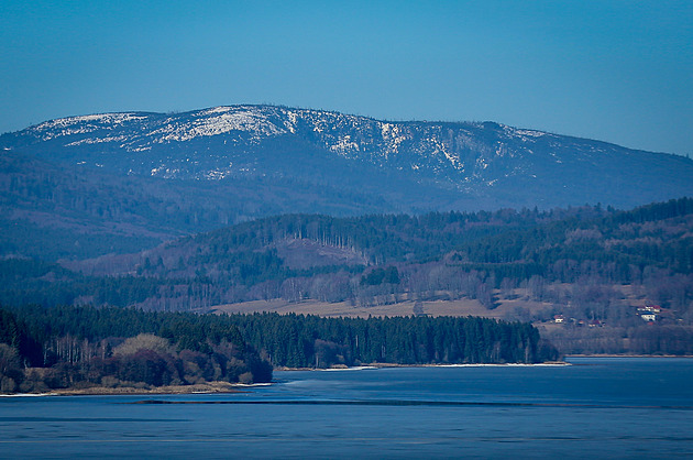 Teplé počasí přetrvá, o víkendu přijdou srážky. Příští týden se trochu ochladí