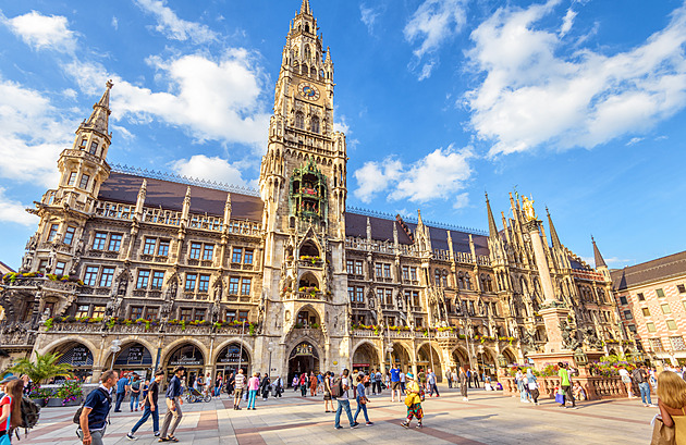 Na české straně dvoustovka, na německé lokálka. Trať do Mnichova se komplikuje