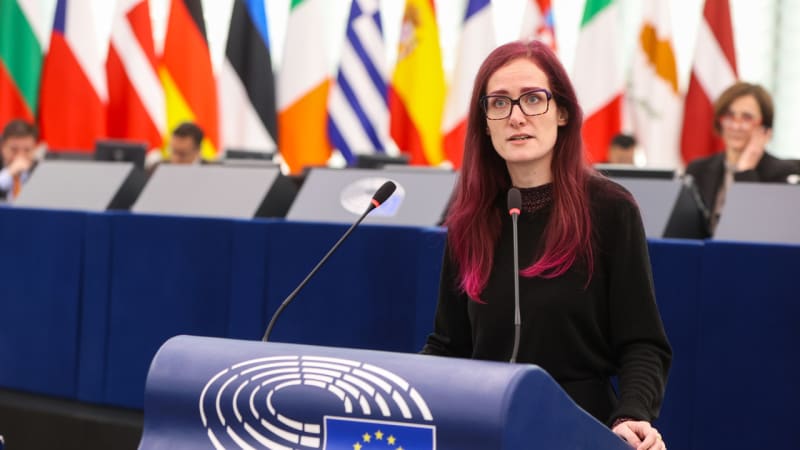 Gregorová v Bruselu okleštila Chat Control. Může se ale vrátit oknem, varuje Pirátka