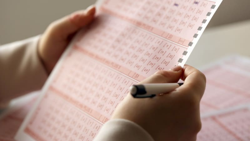 Miliony bez majitele: Zaměstnanci pumpy zatajili v Německu výherní tiket, majitel má smůlu