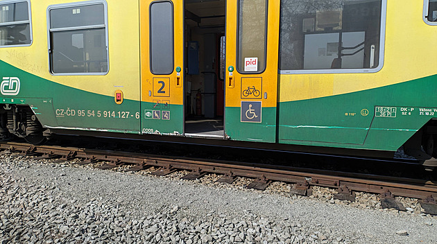 Na Nymbursku se srazil osobní a nákladní vlak, provoz na trati stál