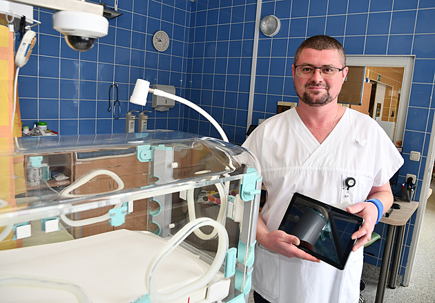 Maminky v Krnově sledují své novorozence přes tablet, díky kameře nad inkubátorem