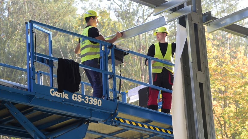 Zázrakem přežil pád z 38 metrů, bojoval o život. Po půl roce se 20letý Oliver vrátil domů