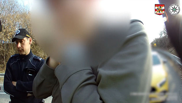 Pirát silnic na útěku před policií zůstal trčet v koloně, hlídka ho hravě dojela