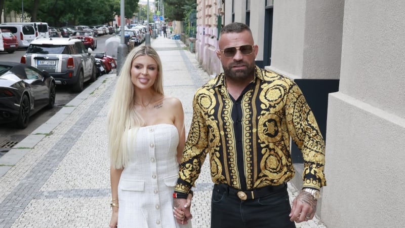 Vémola na apríla oznámil rozchod s Lelou. Fanoušci spekulují, zda nejde o vtip