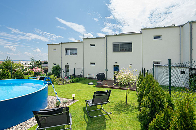 Sbohem, paneláku! Rodina našla nový domov v řadové dřevostavbě v Litoměřicích