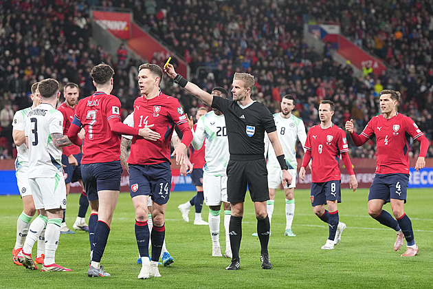 Deset minut navrch a další novinky. Expert Kureš popisuje, jak se v létě změní fotbal